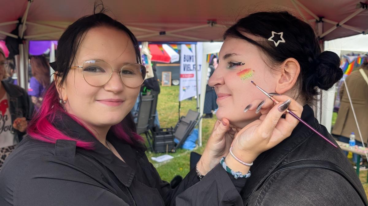 CSD Neumünster: 250 Menschen demonstrieren für mentale Gesundheit