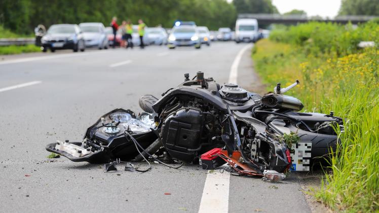 Das Motorrad blieb völlig zerstört auf dem mittleren Grünstreifen liegen.