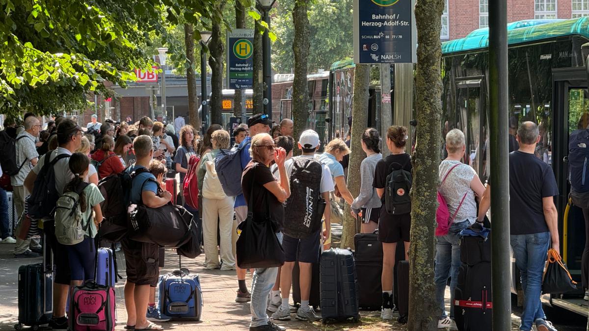 Husum: Hundreds of train passengers stood at the station for hours