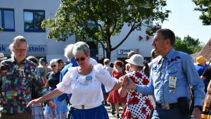 Jede Figur entsteht im Miteinander – Vertrauen und Teamwork gehören beim Square Dance einfach dazu.