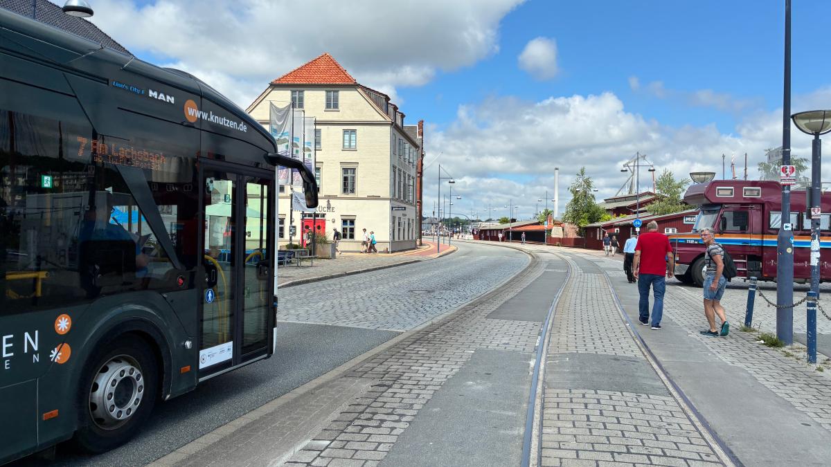 Why was the Schiffbrücke bridge in Flensburg closed for three days?