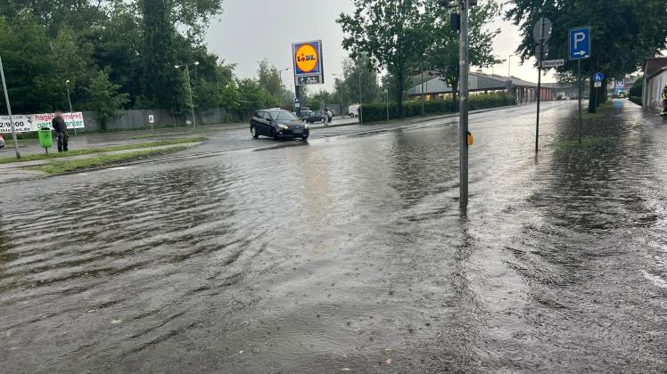Im Bereich der Straße An der Stör in Kellinghusen standen am frühen Abend zahlreiche Flächen unter Wasser.