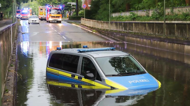 In der Badewanne genannten Unterführung im Zuge der B431 in Elmshorn versank dieser Polizeiwagen in den Fluten. Mehr als zwei Stunden hatte es über der Stadt stark geregnet.
