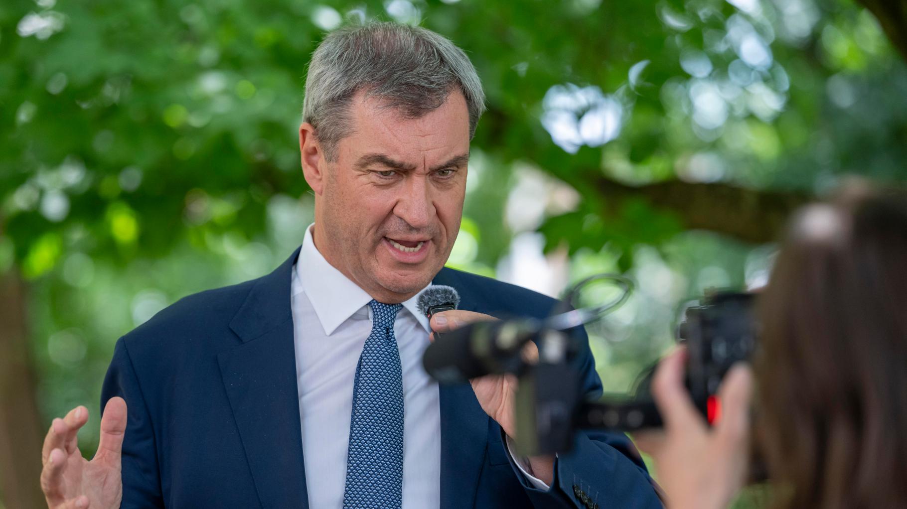 Angriff aus dem Gebüsch: Tomatenwurf auf Markus Söder bei Jubiläumsfeier
