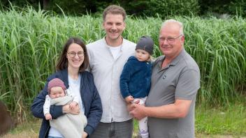 Die Familie Rechter: (v.l.) Nora und Ehemann Nils Rechter mit Schwiegervater Joachim Rechter. Mit dabei sind auch die Töchter des Paares: Die zwei Jahre alte Tilda und die dreimonatige Hedi. 