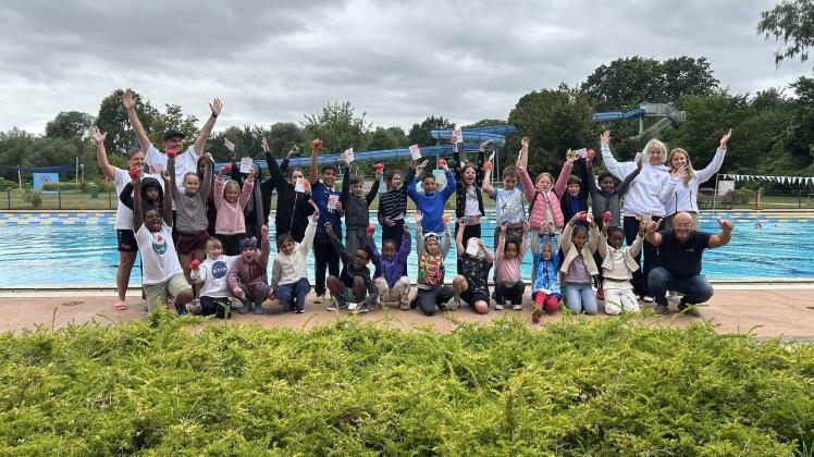 Die Bürgerstiftung Elmshorn, der Badepark und der Sportverein FTSV ermöglichen die kostenlose Schwimmausbildung. 