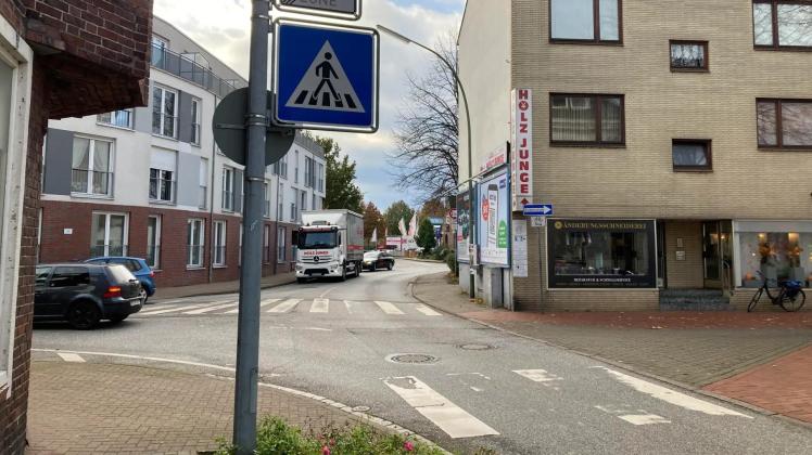 Die Verkehrssituation ist unübersichtlich. Zwei Zebrastreifen ermöglichen bisher die sichere Querung im Bereich der Mühlenstraße. Der 14 Meter breite Fußgängerüberweg wird jetzt durch eine Mittelinsel ergänzt.  