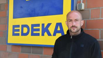 Vor dem Edeka-Markt stellt Patrick Gehrke die Diebe zur Rede.