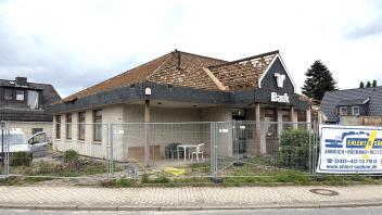 Jahrzehntelang war die Filiale der Raiffeisenbank im Großen Ring in Heist für die Kunden der Bank ein vertrauter Ort. Nach dem Umzug des Unternehmens stand das Gebäude lange leer. Nun wird es abgerissen.