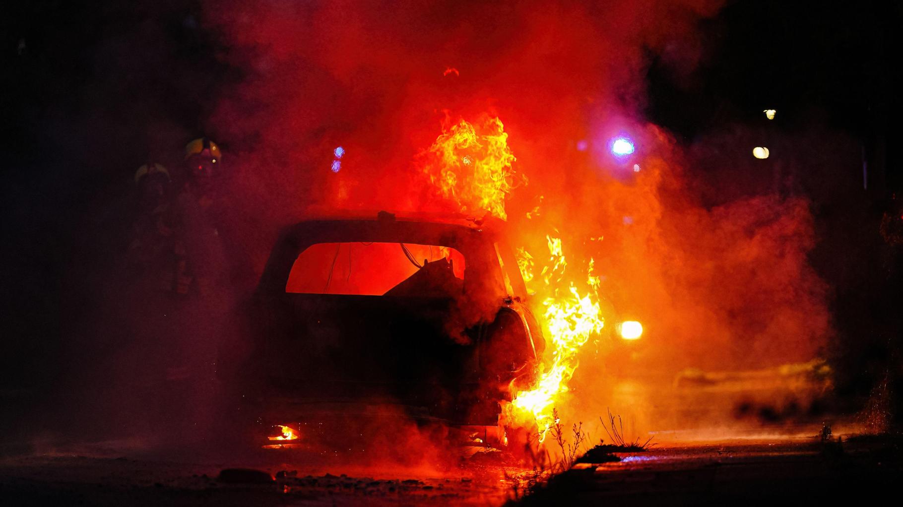 Komplizierte Löscharbeiten E-Pkw steht in Ahrensburg in Flammen
