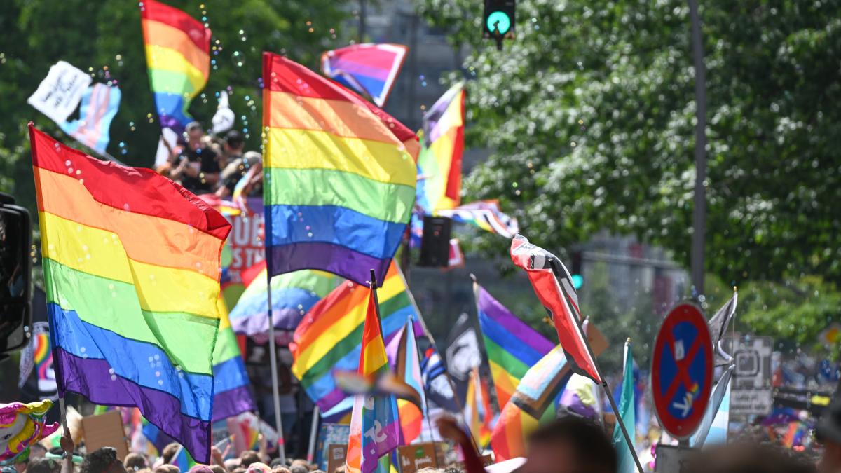 Beim CSD in Hamburg: Europa Passage weist Menschen mit Regenbogenflagge ab