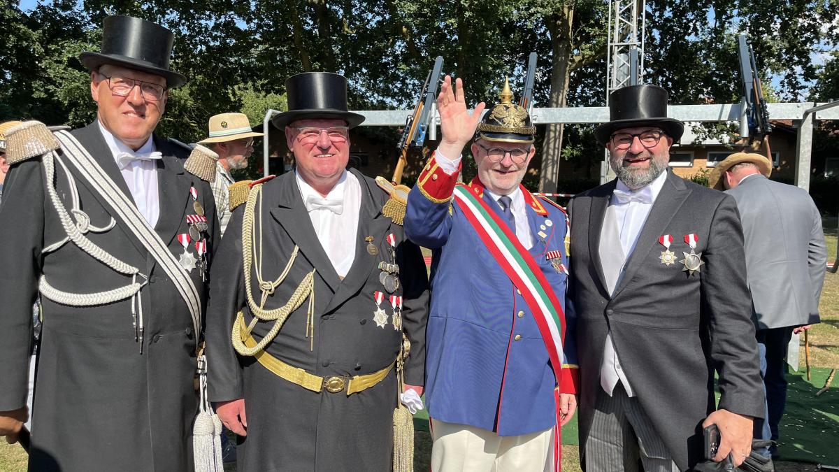 Over 500 marksmen celebrate their new king in Friesoythe.