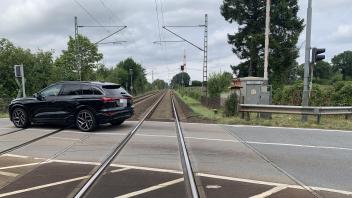 Mehrere Wochen kann der Bahnübergang nicht überquert werden – weder von Autos noch von Radfahrern.