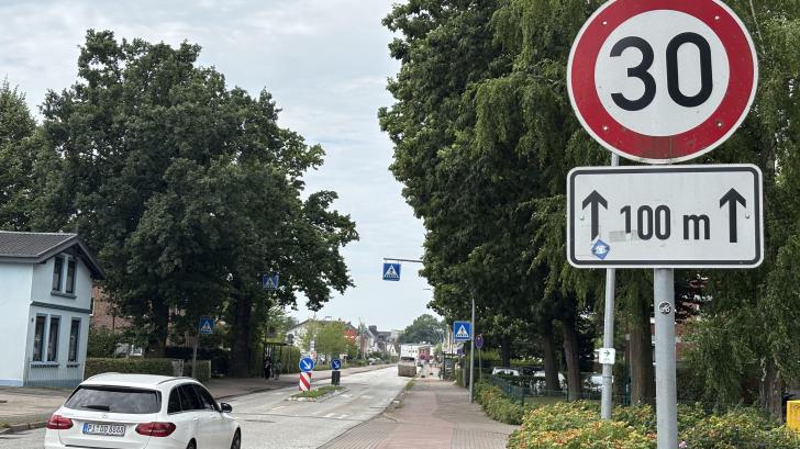 Bisher gilt Tempo 30 nur auf Teilabschnitten der Köllner Chaussee. Das könnte sich bald ändern. 