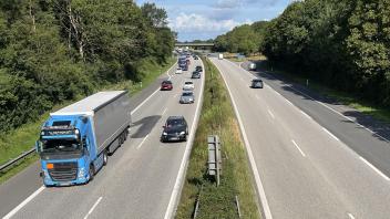 Auf der A23 in Richtung Hamburg müssen Autofahrer bei Tornesch mit Stau rechnen.