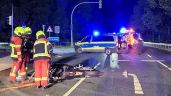 Der Motorradfahrer wurde bei dem Unfall verletzt, sein Fahrzeug stark beschädigt. Der Autofahrer ergriff die Flucht. Foto Verkehrsunfall Tornesch