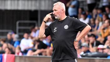 Trainer Tim Walter zeigt es an: Augenmerk ist gefragt, wenn Holstein Kiel zum Saisonstart bei Darmstadt 98 gastiert.