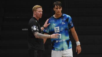 THW-Coach Börge Lund im Gespräch mit Neuzugang Julian Köster.