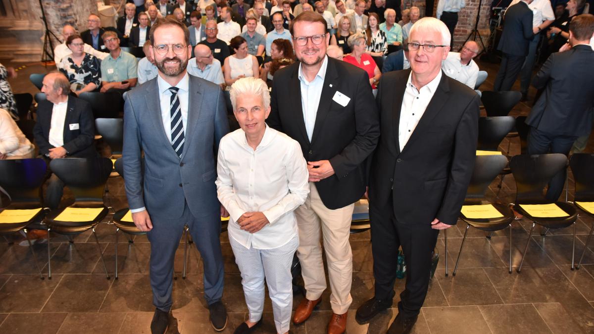 Strack-Zimmermann backs Emden on security policy