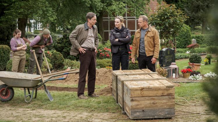 <p>Grausiger Fund auf dem Schwanitzer Friedhof: Dirk Eilers (Arnd Klawitter, l.), Hannah Wagner (Jana Klinge) und Hauke Jacobs (Hinnerk Schönemann, r.) in einer Szene aus der Folge "Das dritte Grab" der Krimireihe "Nord bei Nordwest" (undatiert). Die Folge "Nord bei Nordwest - Das dritte Grab" wird ab dem 24.08.2026 in der ARD Mediathek gestreamt und am 27.08.2026 in der ARD ausgestrahlt. (zu dpa: «ARD-Reihe «Nord bei Nordwest»: Lebendig begraben»)</p>