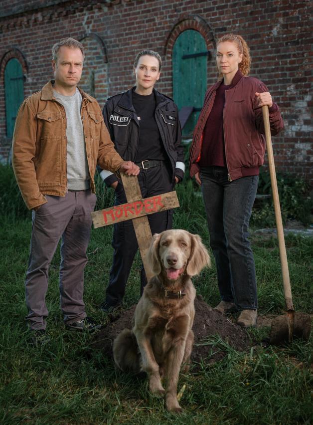In der Jubiläumsfolge von „Nord bei Nordwest“ kommt Hauke Jacobs (Hinnerk Schönemann) unter die Erde. Hannah Wagner (Jana Klinge), Jule Christiansen (Marleen Lohse) und Holly (Fritz) müssen ihn retten.