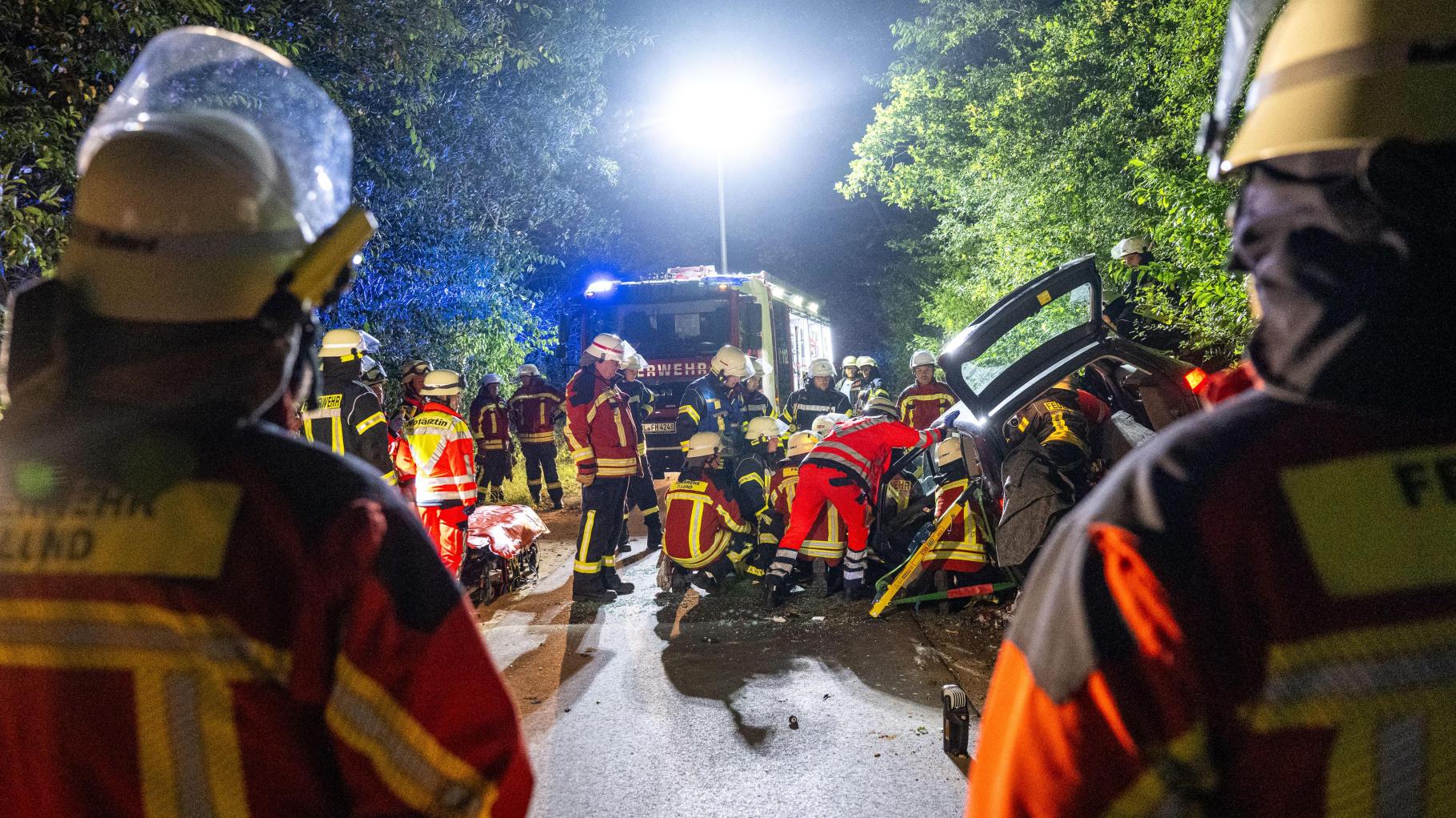 Audi überschlägt sich bei Handewitt: Eingeschlossener Fahrer wählt selbst den Notruf