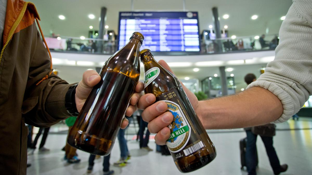 Die Deutsche Bahn verbietet Alkohol an Bahnhöfen, verkauft ihn aber weiter in ICE und Kiosken. Warum die neue Regel widersprüchlich bleibt.