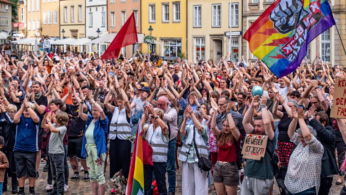 Über 600 Menschen protestieren am Osnabrücker Rathaus gegen AfD