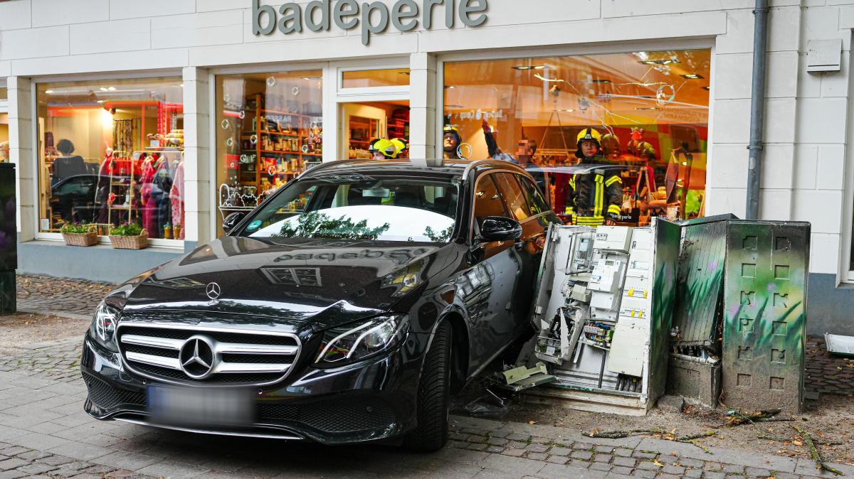Unfall in Ahrensburg: Auto kracht gegen Fassade