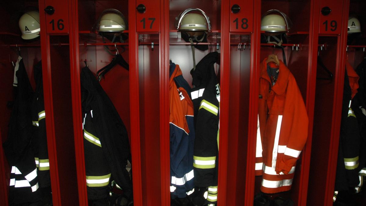 In Weener: Six people stuck in elevator