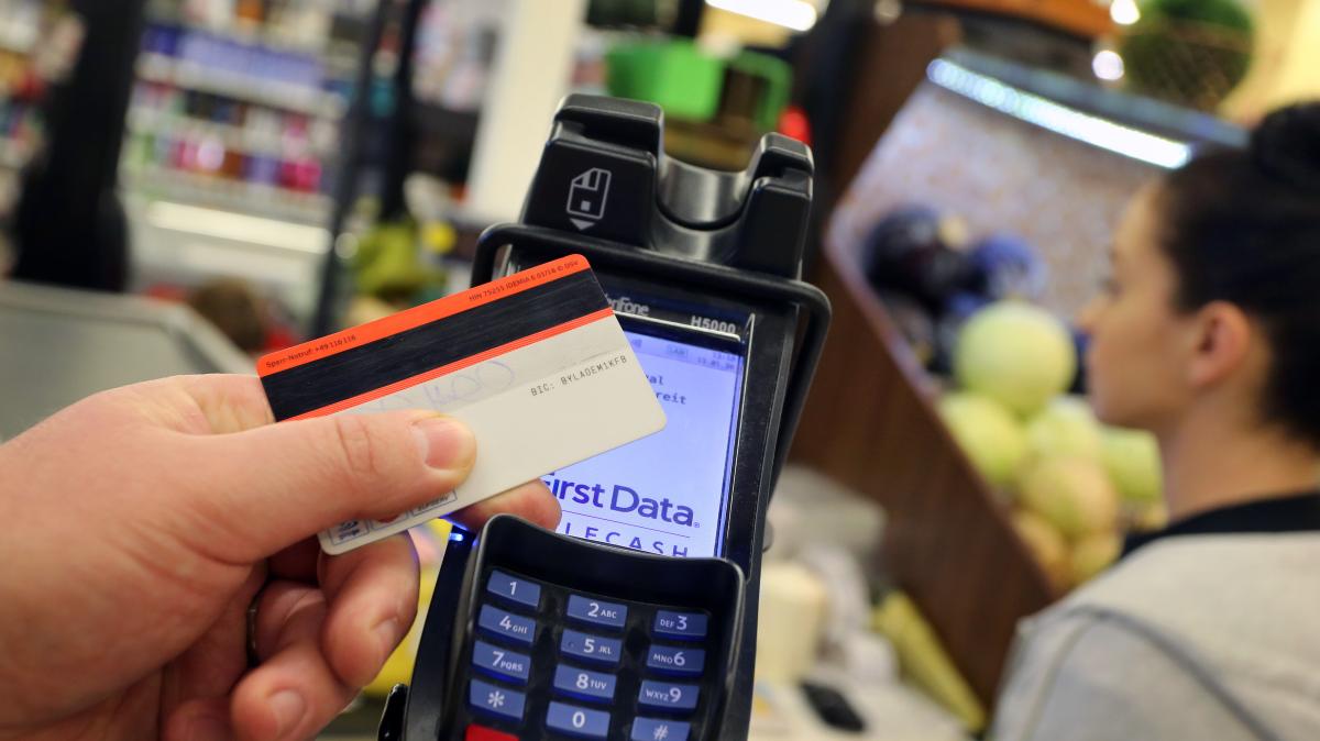 Schluss mit „Cash only“: Läden sollen Karten akzeptieren