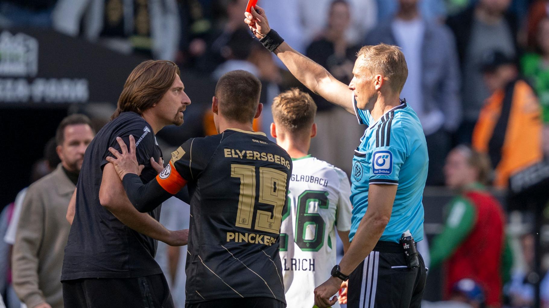 Schiedsrichter räumt Irrtum ein: Elversberg-Coach Wagner darf gegen Bayern auf die Bank
