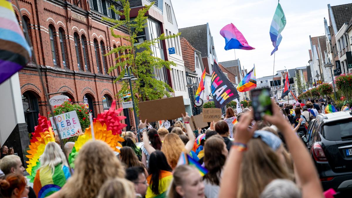 Colorful protest for diversity: This is how the CSD in Vechta was