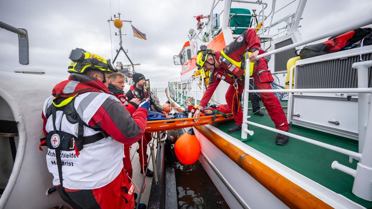 Seenotretter üben vor Eckernförde: DGzRS probt Ernstfall intensiv