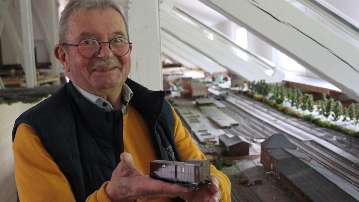 How railway enthusiasts celebrate 40 years of model railway construction ...