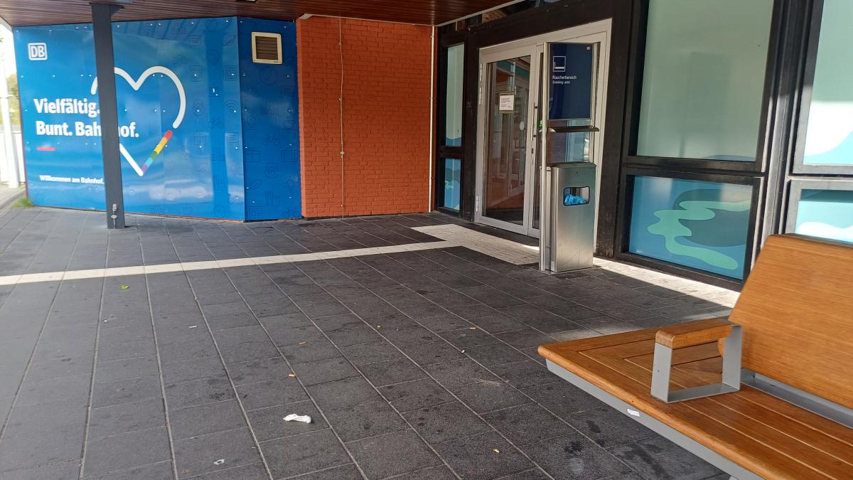 Rauchen am Bahnhof Eckernförde: Jeder Reisende wird Passivraucher