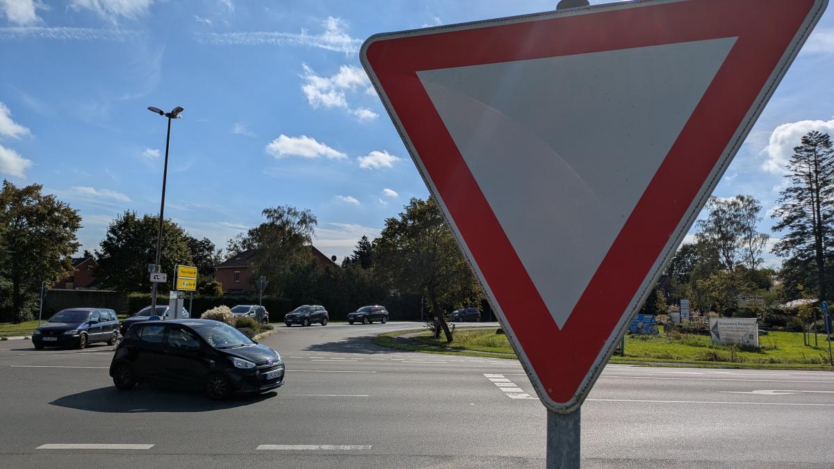 Weener intersection: Traffic lights or roundabout? That is the question