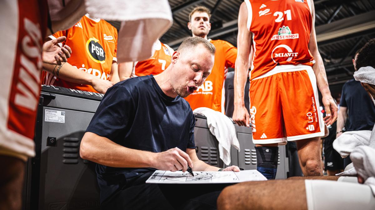 Anweisungen vom Chefcoach: Christian Held in einer Auszeit bei Rasta Vechta
