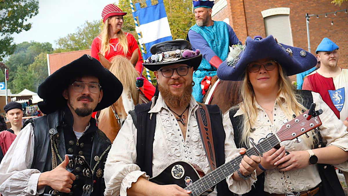 Michaelismarkt Weener delights visitors with mead and show