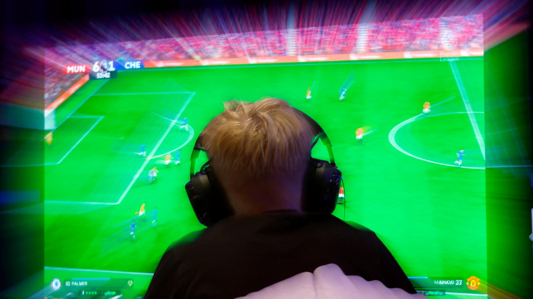 Spieler im Trikot, Frauen in Unterwäsche: Panne in neuem Online-Fußballspiel sorgt für Wirbel