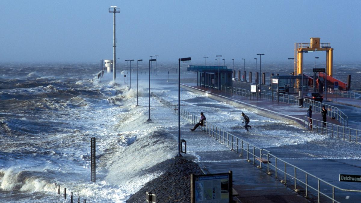 Hurricane Manja brings storm surge risk to North Frisia