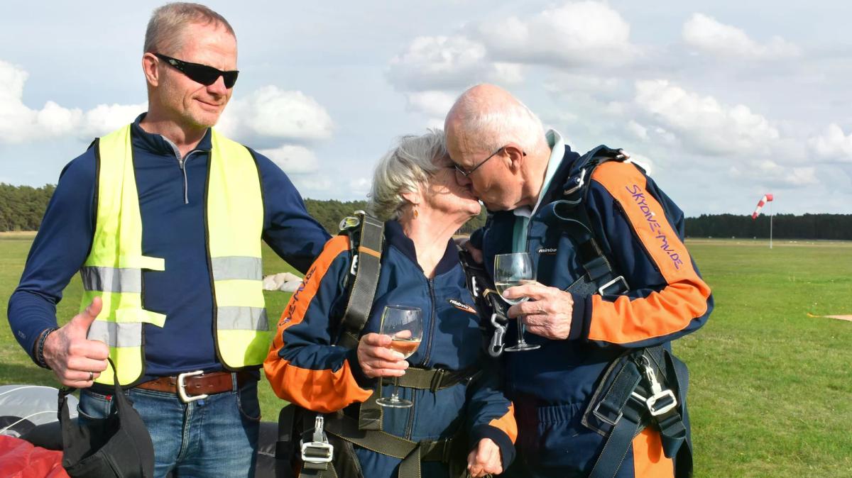 Fallschirmsprung: Ilse (82) und Günter (84) haben es gewagt