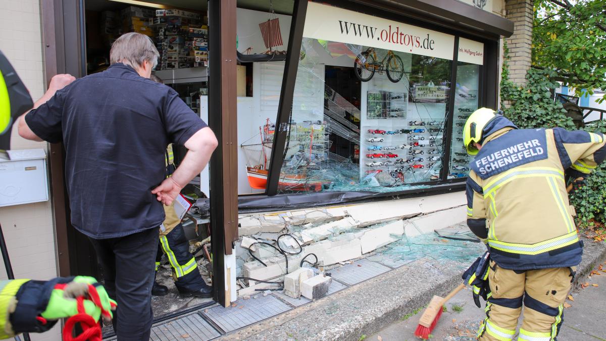 Unfall in Schenefeld: Paketwagen kracht in Laden-Schaufenster
