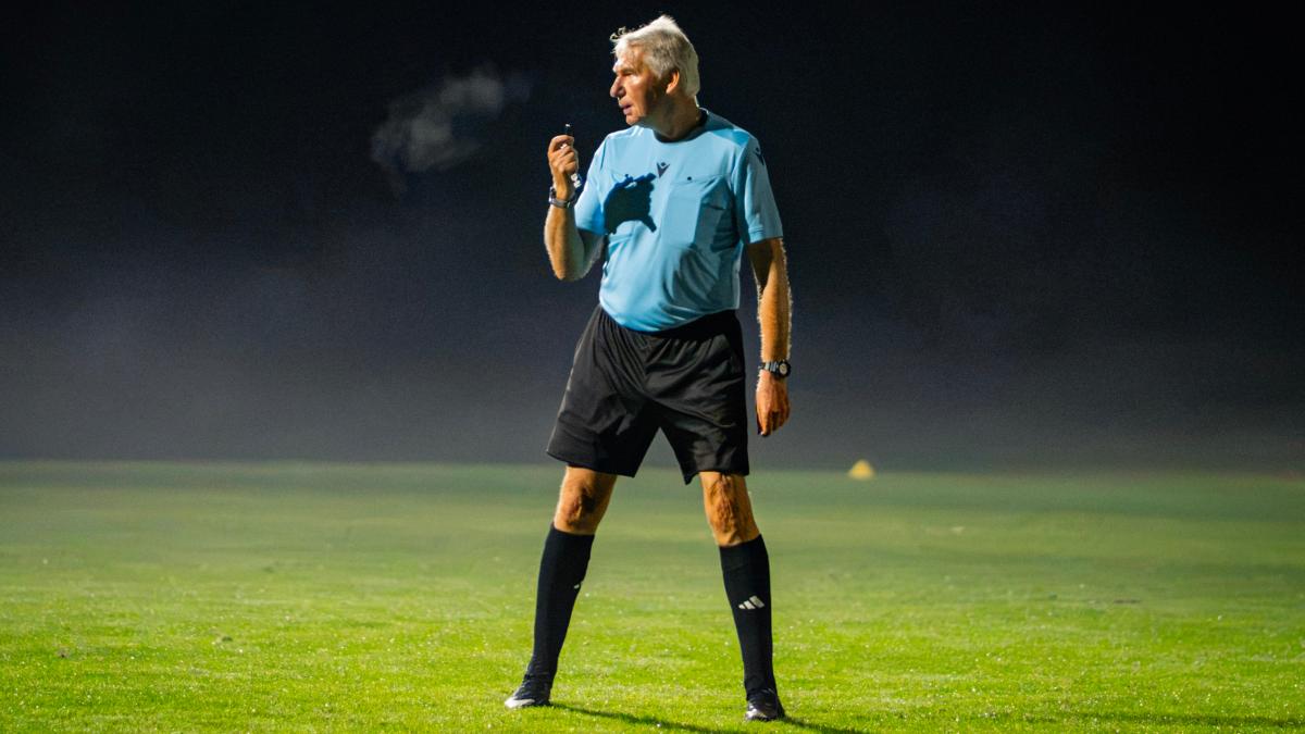 Warum Frank Dobroschke mit 63 Jahren immer noch zur Pfeife greift