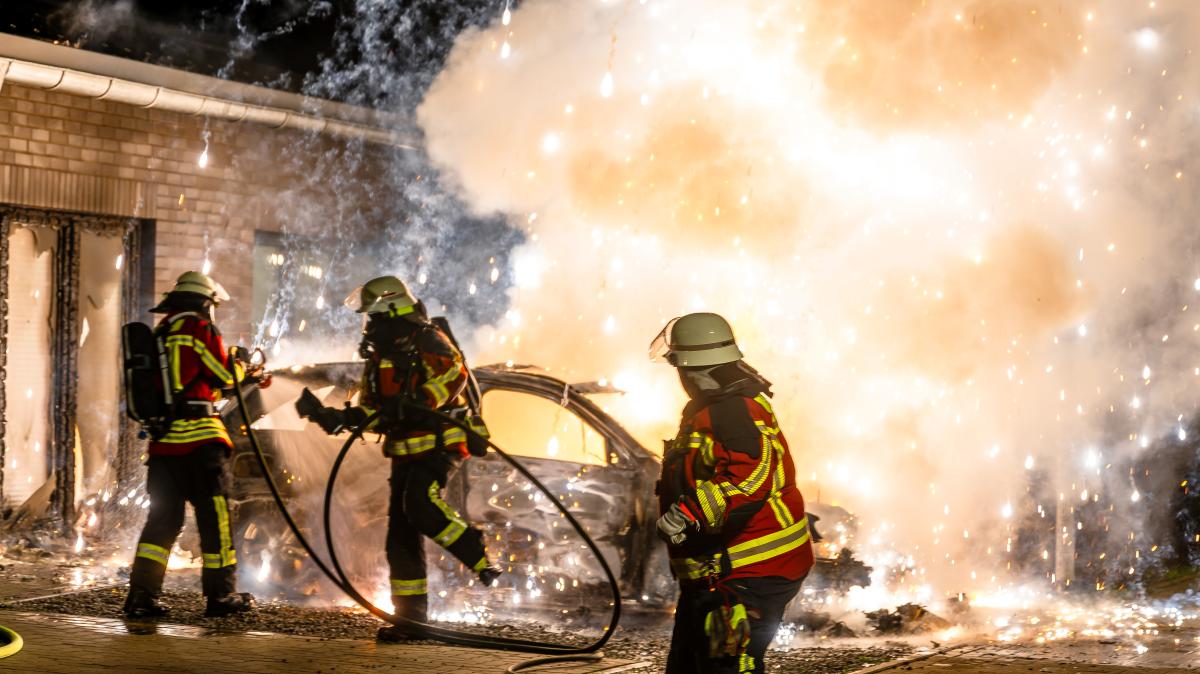 Feuer Handewitt: Auto explodiert - Feuerwehr steht im Funkenregen
