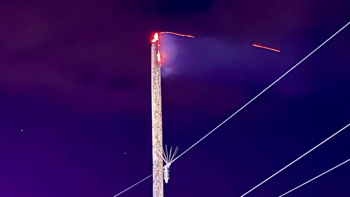 Power pole burns in Bissendorf: Fire brigade on scene