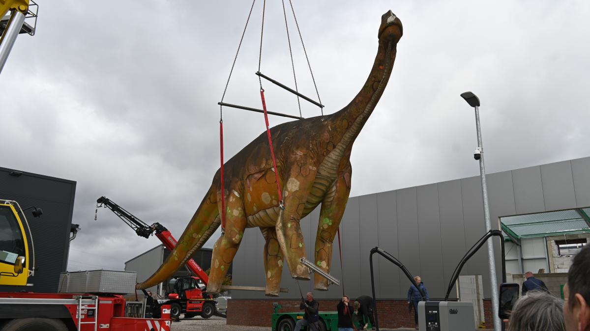 Dinosaur eLise makes a stopover in Damme