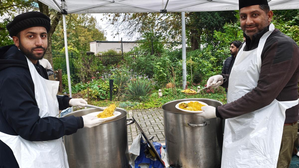 Muslime kochen für die Tafel: Wie 200 Menschen geholfen wird