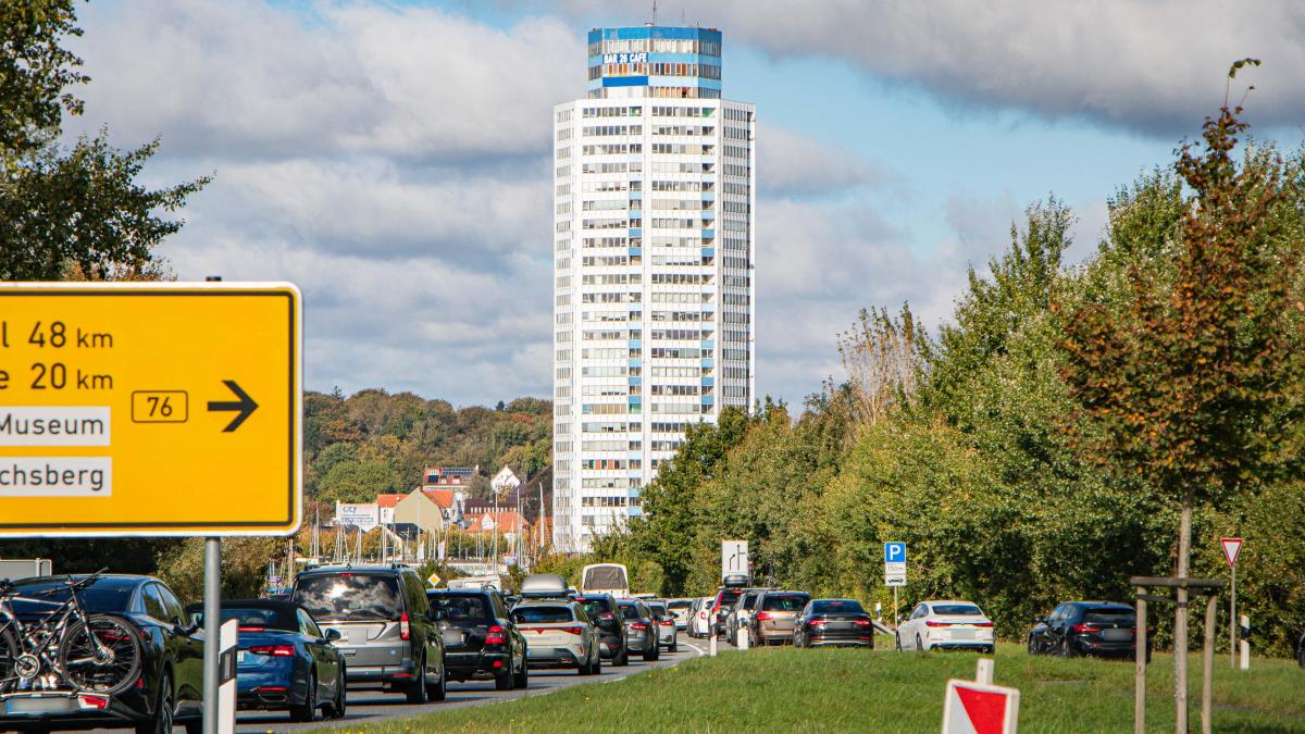 Traffic jam on the A7 near Schleswig: Over 15 kilometers of standstill ...