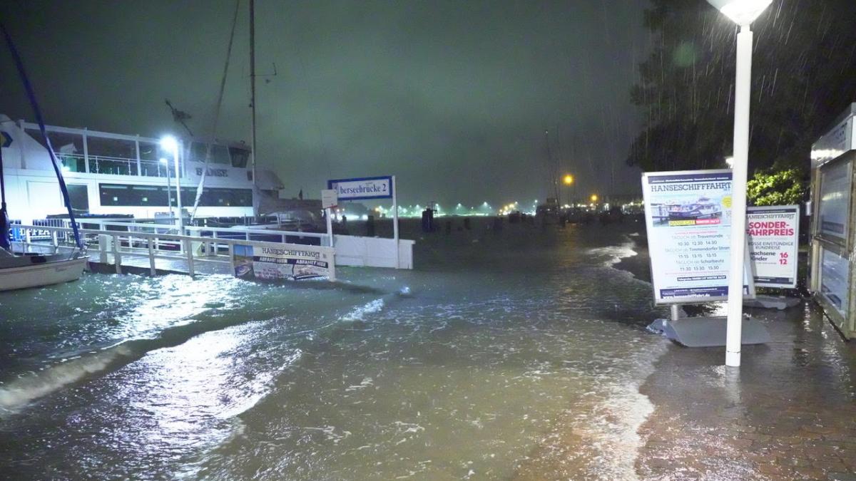 Storm surge in Travemünde & Lübeck: Streets under water